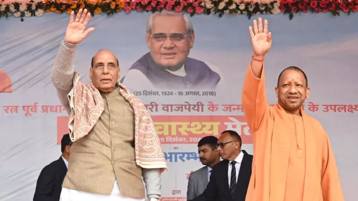 अटल स्वास्थ्य मेले में पहुंचे रक्षा मंत्री राजनाथ सिंह, साथ में मुख्यमंत्री योगी आदित्यनाथ।