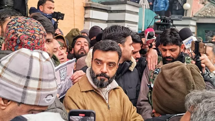 आरक्षण के मुद्दे पर श्रीनगर में प्रदर्शन करते नेका सांसद आगा रुहुल्ला (फोटो- जागरण)