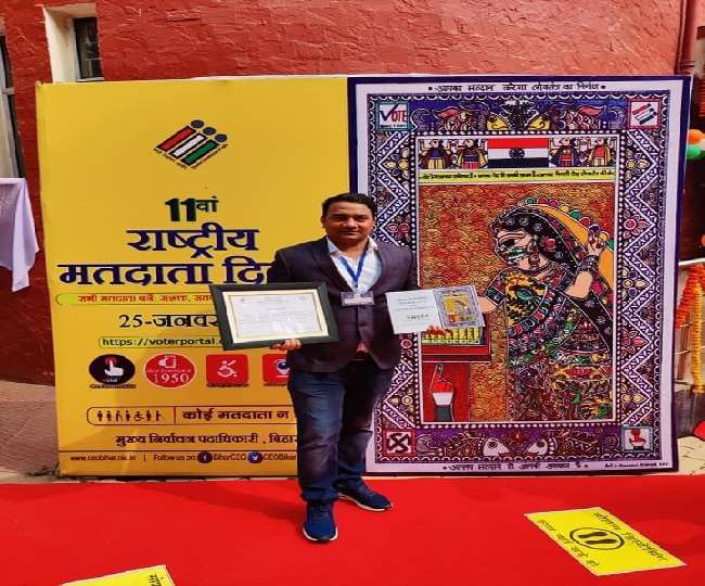 election department honored color blind kundan kumar rai in patna on the occasion of national voters day