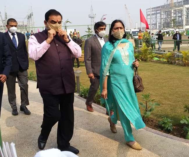 गोड्डा के मोतिया गांव में बन रहे पावर प्‍लांट का निरीक्षण करते गौतम अदाणी व उनकी पत्‍नी डॉ प्रीति