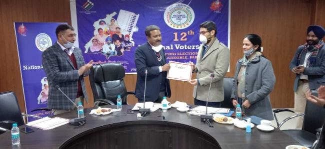भाषण व लेख मुकाबलों के विजेता सम्मानित