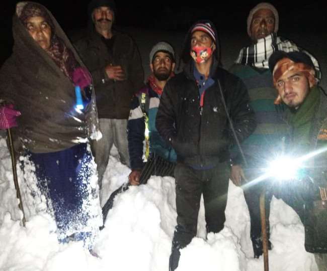 ऊधमपुर पुलिस ने बसंतगढ़ इलाके में बचाव अभियान चला कर भारी बर्फबारी में फंसे छह लोगों को सुरक्षित बचाया है।