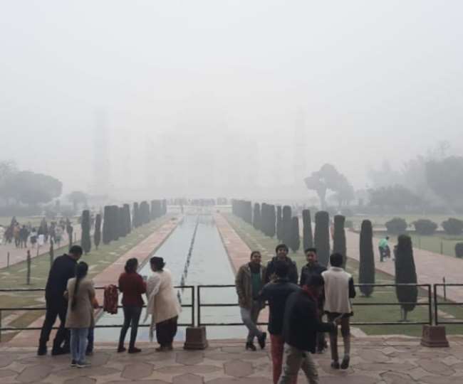 Weather in Agra Today: आगरा में मंगलवार सुबह कोहरे के बीच ताजमहल छिप गया।