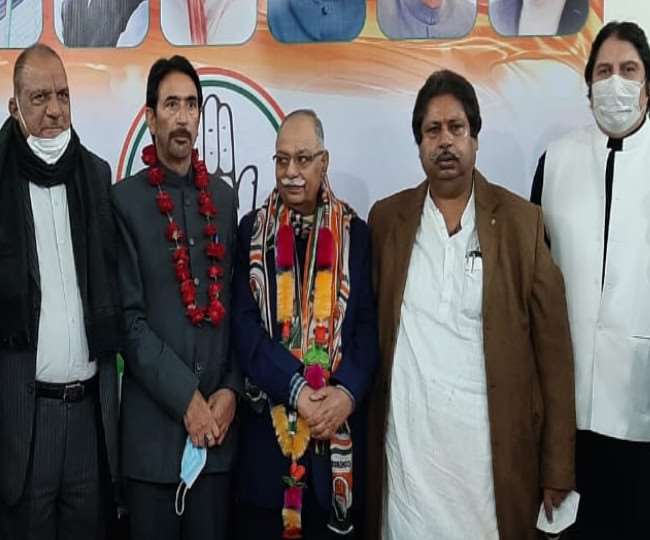 पूर्व विधायक दीना नाथ भगत का कांग्रेस पार्टी में शामिल होने पर स्वागत करते जीए मीर एवं अन्य वरिष्ठ नेता।
