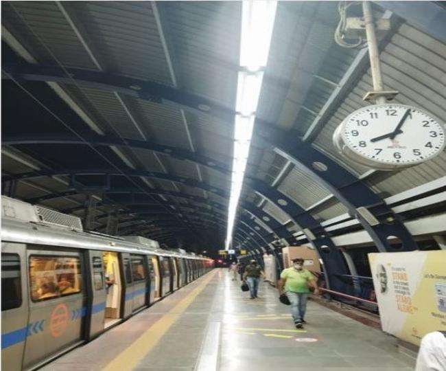 गणतंत्र दिवस समारोह की सुरक्षा को ध्यान में रखकर मेट्रो की सेवा में बदलाव किया गया है।