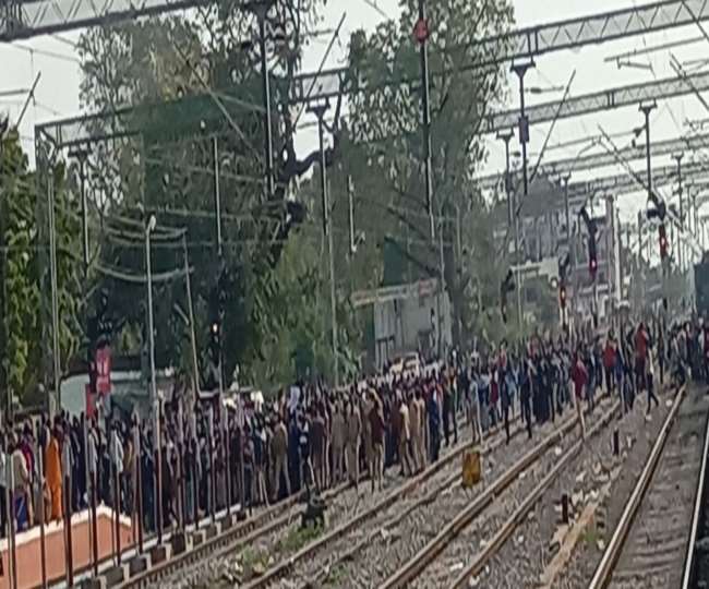 नौकरी के लिए विरोध प्रदर्शन करते हुए प्रयाग स्टेशन पर कानपुर पैसेंजर ट्रेन रोककर नारेबाजी की।
