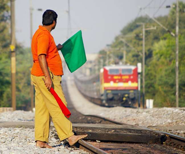 रेलवे ने यात्रियों के लिए नियमों में बदलाव किया है। सांकेतिक तस्वीर।