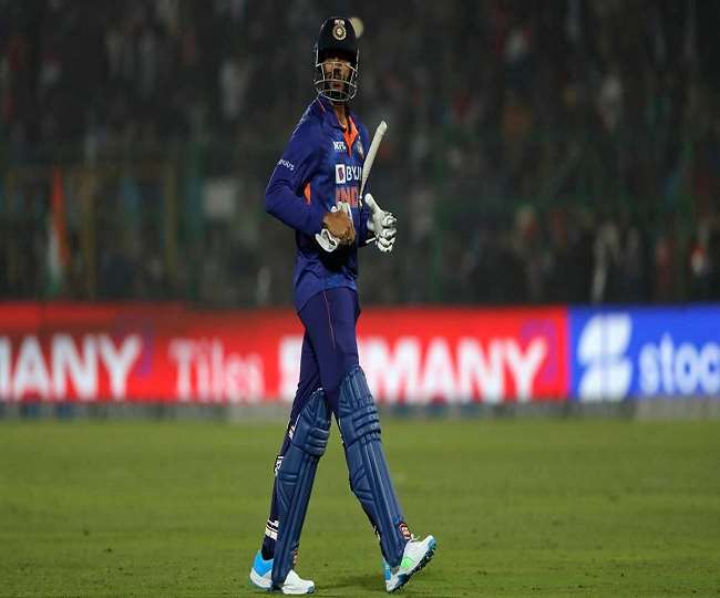 भारतीय क्रिकेट टीम के आलराउंडर वेंकटेश अय्यर (एपी फोटो)