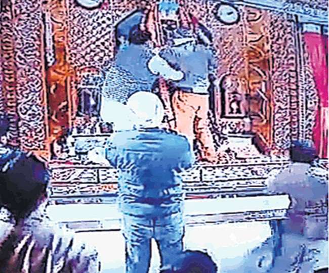 पटियाला के काली माता मंदिर में सिंहासन पर चढ़ा व्यक्ति माता जी की मूर्ति से जा लिपटा। (वीडियो ग्रैब)