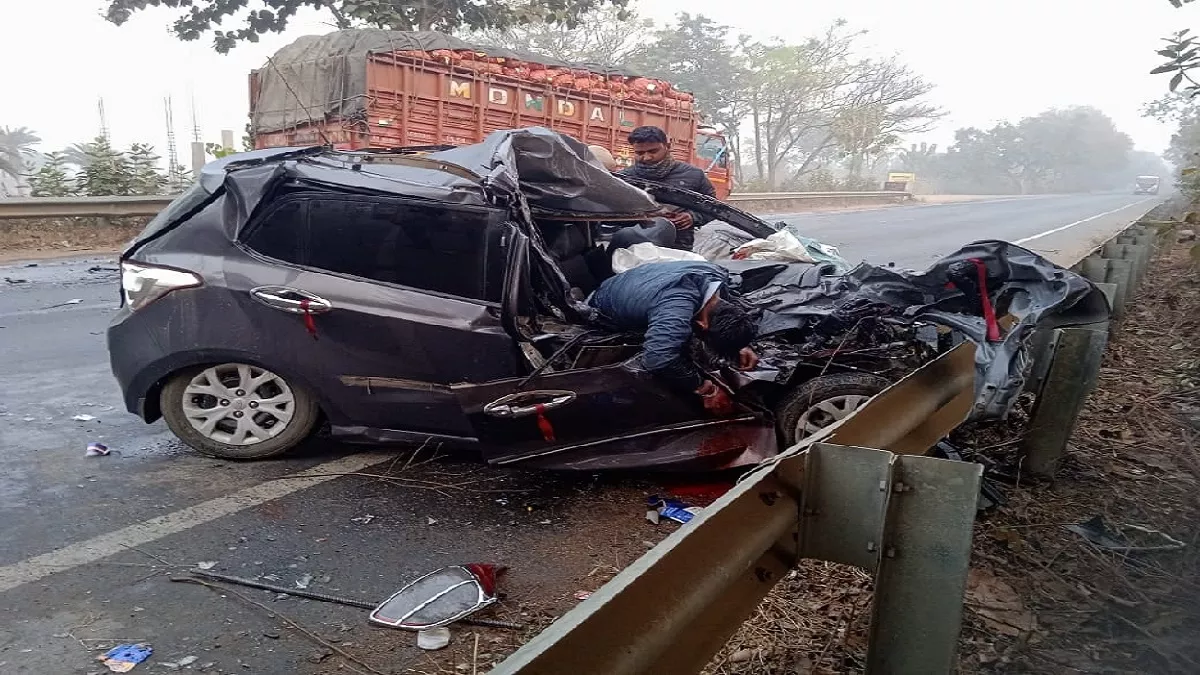 घटनास्थल पर खड़ी ट्रक, क्षतिग्रस्त कार व मृत चालक