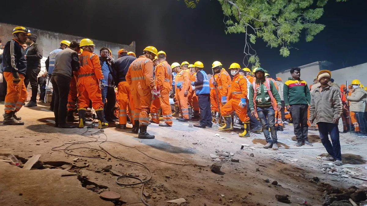 Lucknow Building Collapse:  लखनऊ अलाया अपार्टमेंट हादसे में पहली मौत, सिविल  अस्पताल के निदेशक ने की पुष्‍ट‍ि - First death in Lucknow Alaya apartment  collapse case confirmed by director of ...