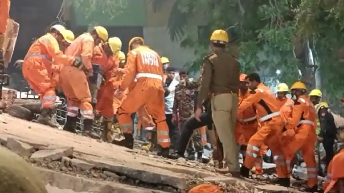 Lucknow Building Collapse ब‍िल्‍ड‍िंग के मलबे को तोड़कर लोगों को सुरक्ष‍ित न‍िकालने की जंग जारी