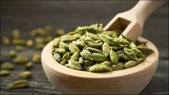 सेहत के लिए गुणकारी है छोटी इलायची, जानें इसके फायदे