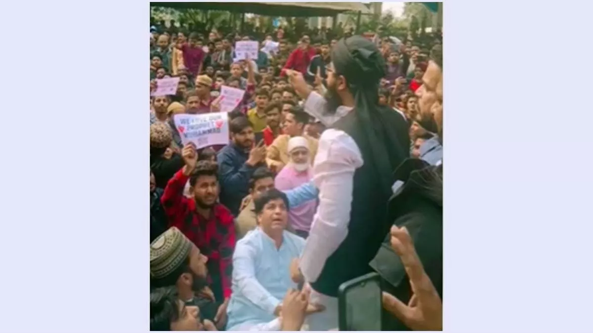 इंदौर में प्रदर्शन के दौरान आपत्तिजनक नारेबाजी की थी। इसी बात को लेकर मुस्लिम समूदाय ने आपत्ति जताई।