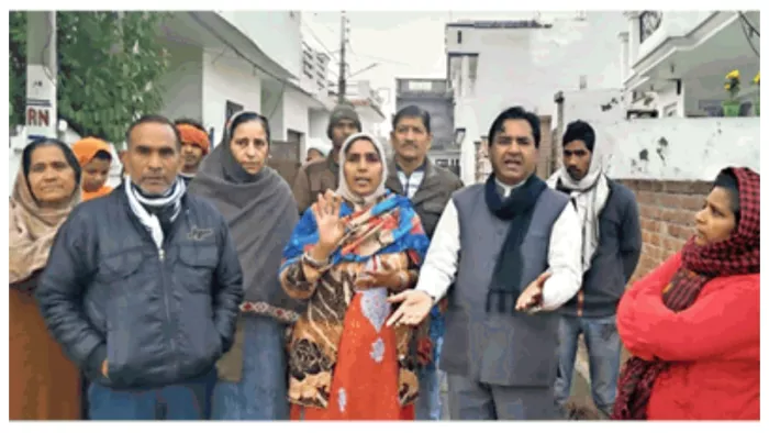 खस्ताहाल बिजली ढांचे की जानकारी देते कारपोरेटर द्वारका चौधरी व अन्य लोग