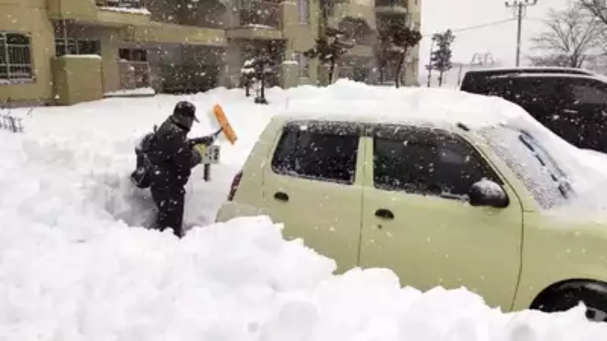 जापान में भारी बर्फबारी के कारण फंसी कारें (फोटो: एपी एजेंसी)