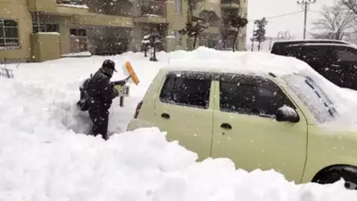 Japan Weather: जापान में भारी बर्फबारी के कारण फंसी कारें, कई उड़ानें हुईं रद्द