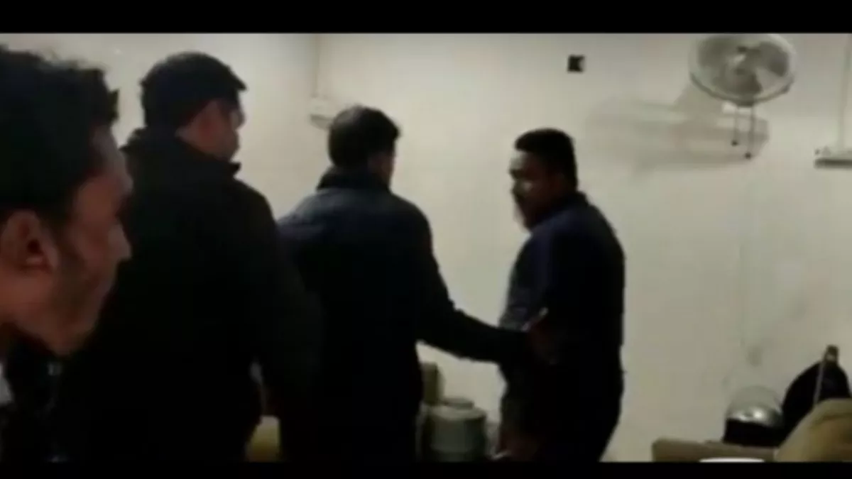 शाहरुख खान की मूवी पठान के विरोध में सिनेमा हॉल में हंगामा