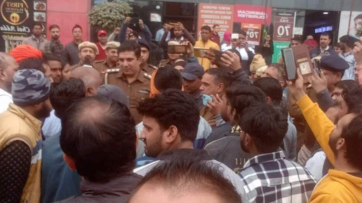 https://www.jagranimages.com/images/newimg/25012023/25_01_2023-pathan_movie_protest_23308989.jpg