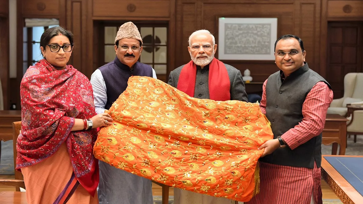 पीएम नरेन्द्र मोदी ने अजमेर शरीफ दरगाह के लिए भेंट की चादर (फोटो पीटीआई)
