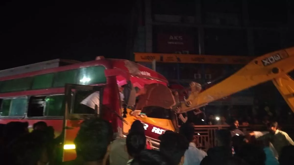 Chhattisgarh raipur road accident bus collided with divider