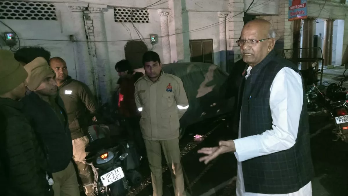 Lucknow Building Collapse: मेरठ में जली कोठी पर पुलिस से बात करते सपा व‍िधायक शाहिद मंजूर