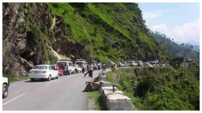 पथर गिरने के कारण हाइवे पर यातायात निलंबित