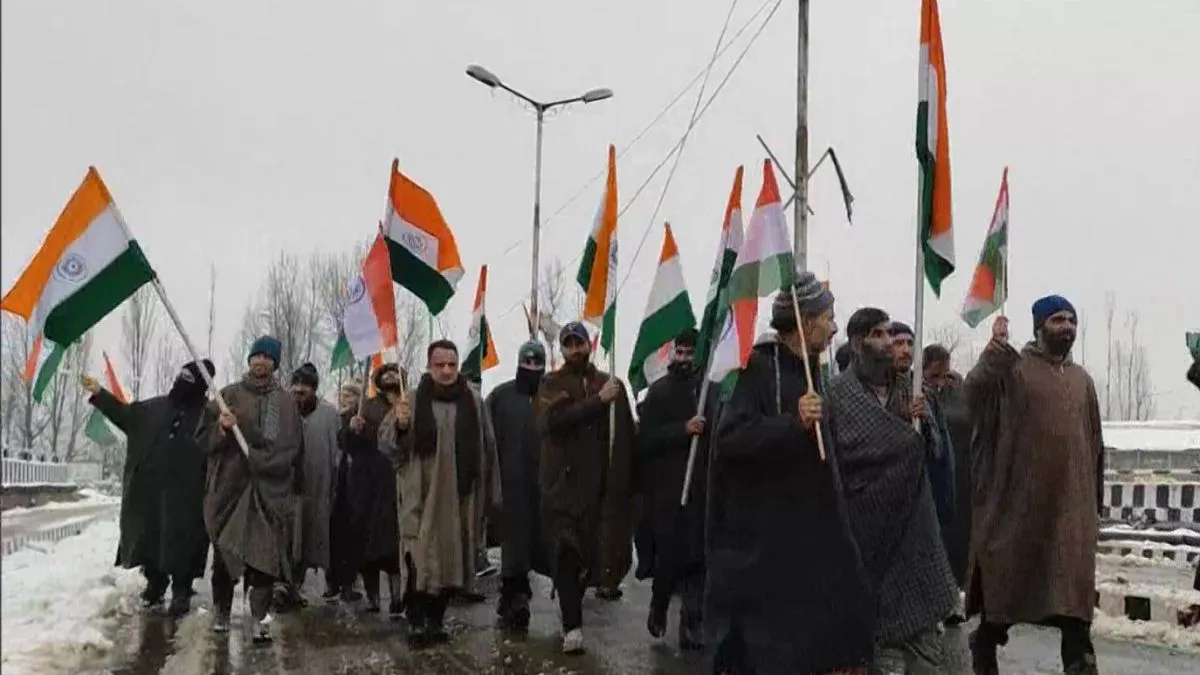 Republic Day: बारामूला में निकाली गई तिरंगा रैली, हाथों में झंडा लिए लोगों ने लगाए 'भारत माता की जय' के नारे