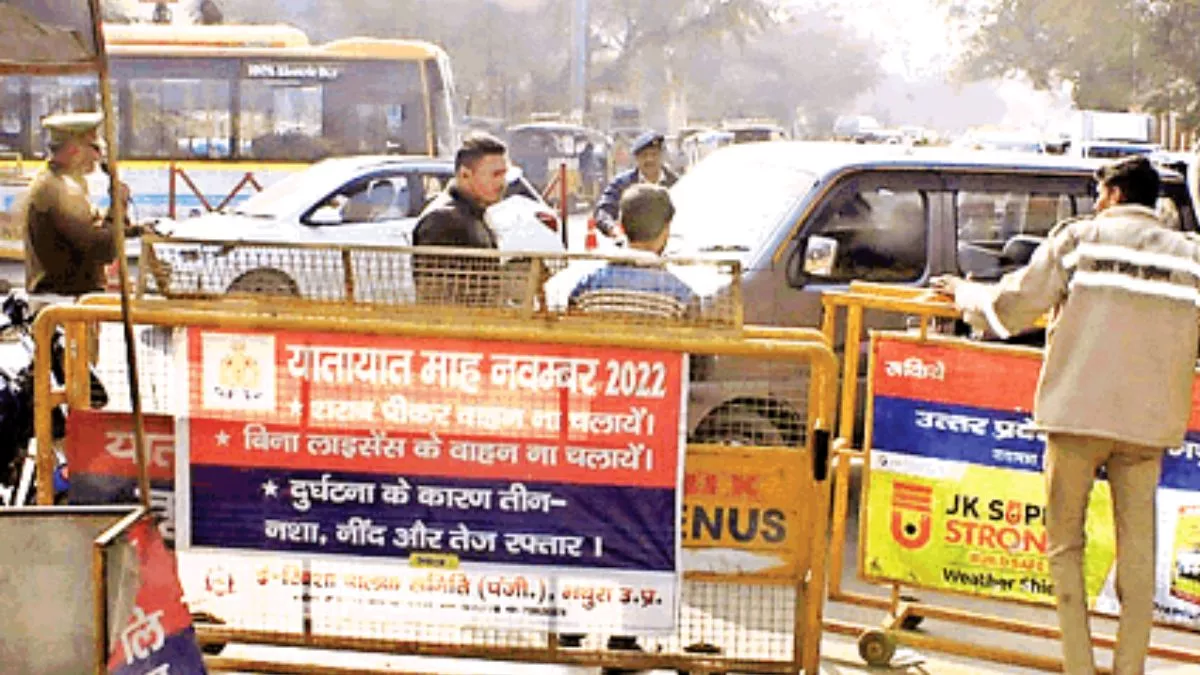 Mathura News: वृंदावन में बाहरी वाहनों का प्रवेश रोकने के लिए की गई बेरिकेडिंग। जागरण