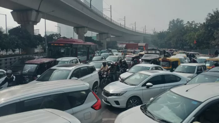 नोएडा शहर में जगह-जगह लगा लंबा जाम। जागरण