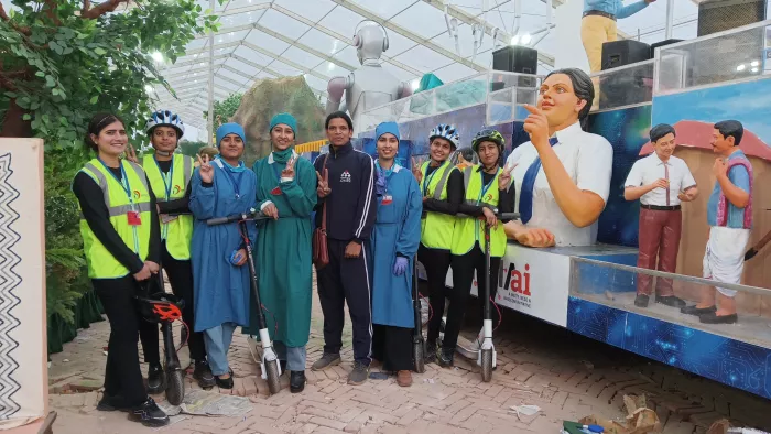 दिल्ली में गणतंत्र दिवस समारोह के लिए साइक्लिंग प्रस्तुति के कलाकारों के साथ अरविंद गुप्ता।