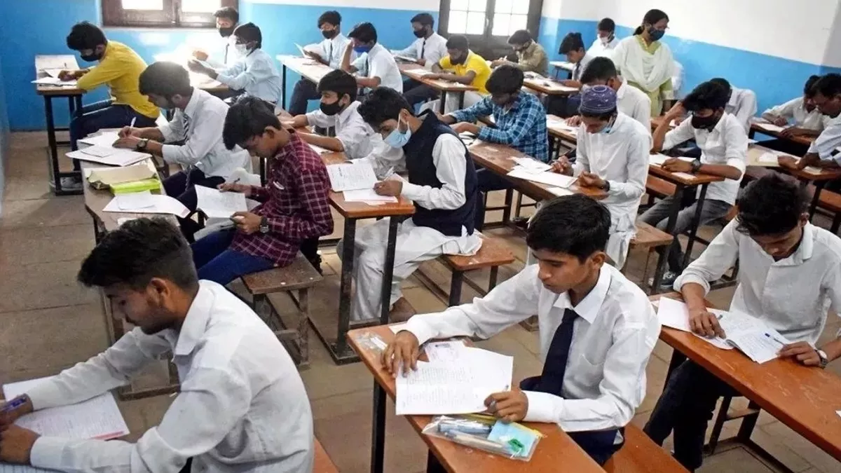 Bihar News: मैट्रिक परीक्षा का एडमिट कार्ड नहीं आने से खतरे में सैकड़ों छात्रों का भविष्य,  अभिभावक भी हुए परेशान