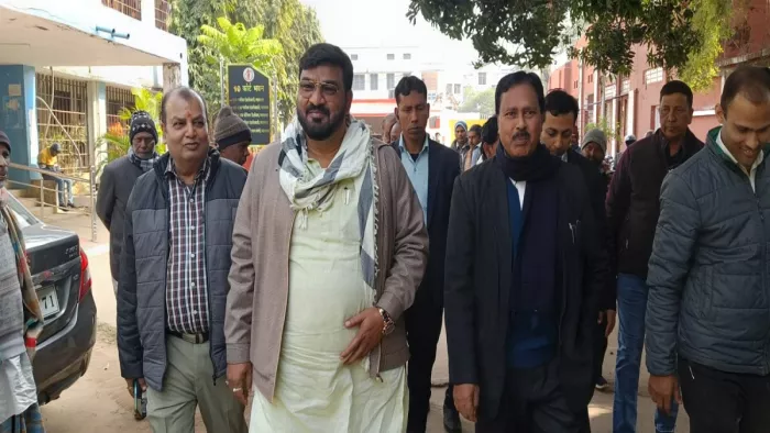 रिहा होने के बाद गुरुवार को दुमका की अदालत से बाहर निकलते राज्य के पर्यटन मंत्री हफीजुल अंसारी।
