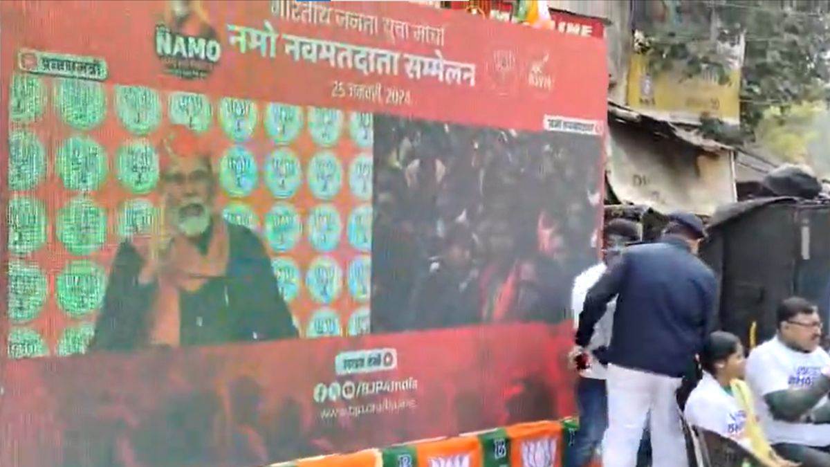 smriti irani angry over stopping pm modi speech in bengal on national voters day