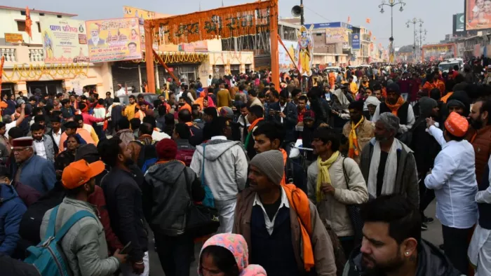आस्था के महासागर में अवधपुरी की लहरें शांत-शीतल, बालकराम के द्वार पर निरंतर उमड़ रहा जनसैलाब