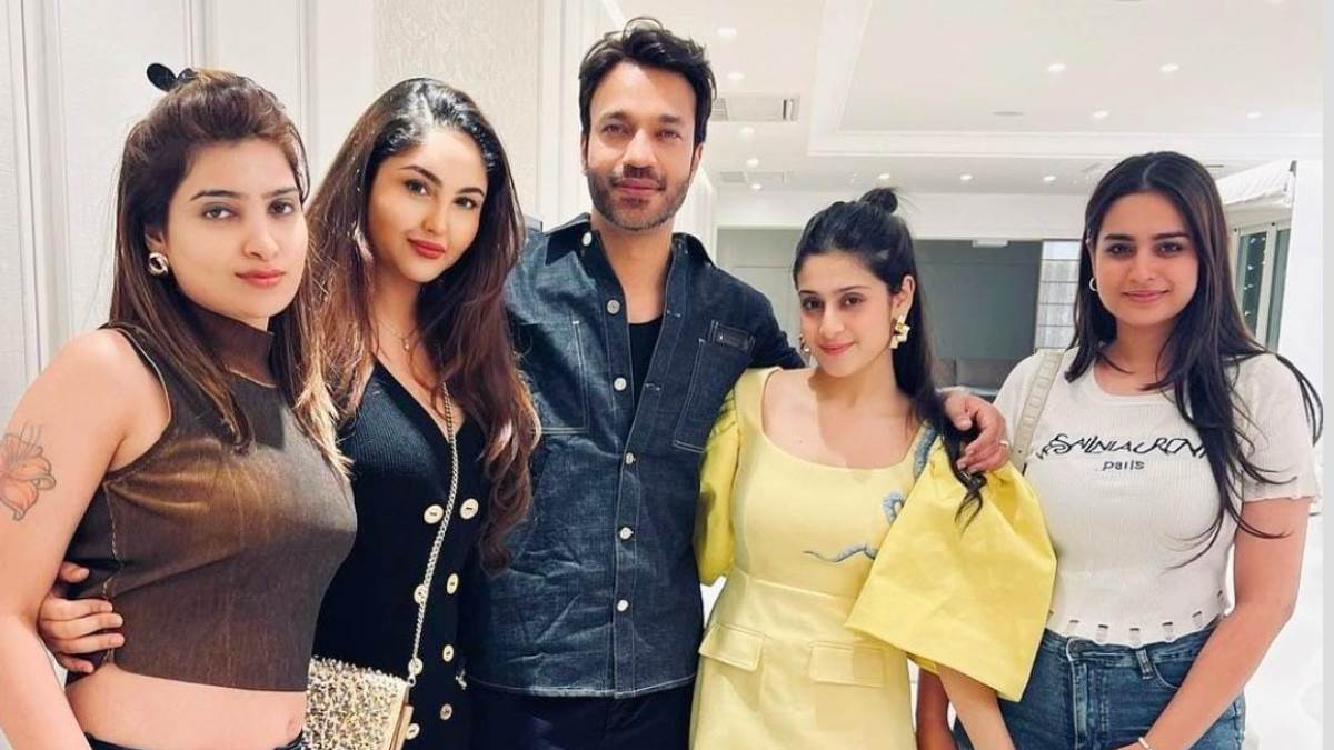 https://www.jagranimages.com/images/newimg/25012024/25_01_2024-vicky_jain_party_23637845.jpg