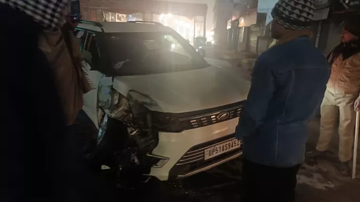 गोरखनाथ ओवरब्रिज के पास तेज रफ्तार कार ने गुरुवार की रात आटो में टक्कर मार दी। सौ. इंटरनेट मीडिया