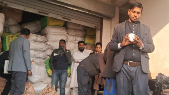 चाय की पत्ती में मिलाया जाने वाला केमिकल देखते सहायक आयुक्त खाद्य डॉ. सुधीर कुमार सिंह। सौजन्य खाद्य सुरक्षा विभाग