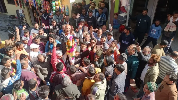 Uttarakhand Nikay Chunav Result 2025: कांग्रेस प्रत्याशी गंगा बिष्ट के अध्यक्ष बनने पर विजयी जुलूस निकालते कार्यकर्ता। जागरण
