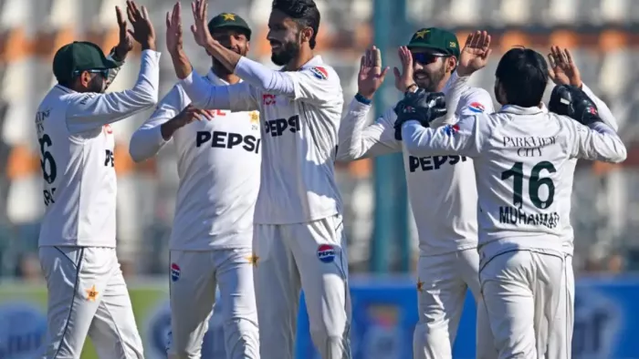 PAK vs WI: पाकिस्तान के लिए डेब्यू कर रहे गेंदबाज ने खत्म किया 62 विकेटों का अजीब सूखा, वेस्टइंडीज के ये बल्लेबाज बना निशाना - Pakistan vs west indies Kashif ali break 62 wickets draught pak vs wi