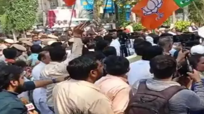 पटपड़गंज में AAP और भाजपा कार्यकर्ता भिड़े। (प्रतीकात्मक फोटो)