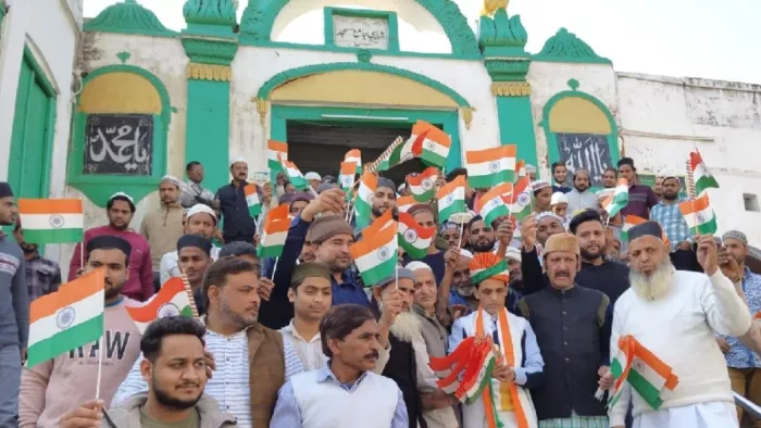 जामा मस्जिद के बाहर शुक्रवार को नमाज के बाद हिन्दुस्तान जिंदाबाद के नारे लगाते मुस्लिम संप्रदाय के लोग l जागरण