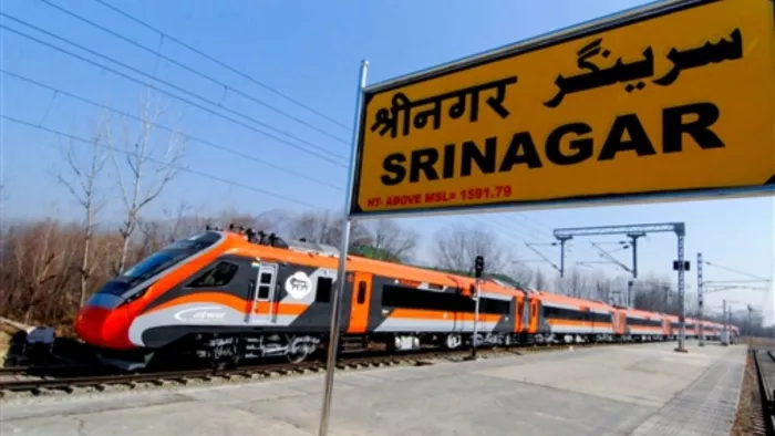Train To Kashmir: घाटी में वंदे भारत की खुशहाल सीटी, लोगों ने किया स्वागत।