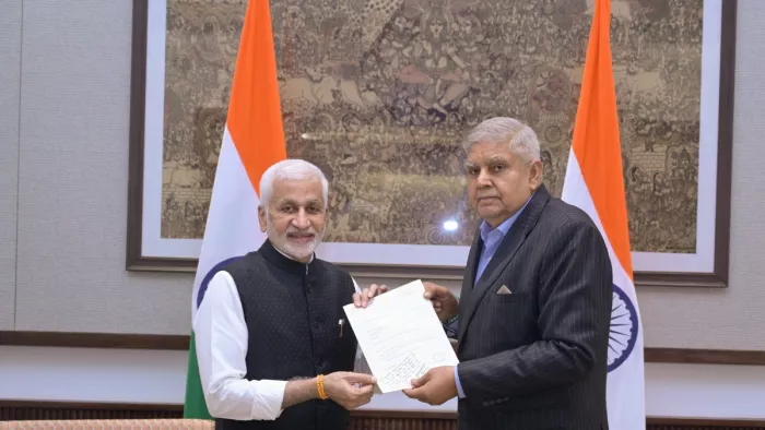 राज्यसभा के सभापति को अपना इस्तीफा सौंपते विजयसाई रेड्डी। ( फोटो- x: @VSReddy_MP)