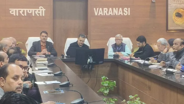 काशी तमिल संगमम-3 को लेकर बैठक करते अधिकारी।-सूचना विभाग