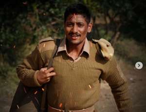 1962 में आकाश सेना के जवान किशन के किरदार में हैं। फोटो- इंस्टाग्राम/डिज़्नी प्लस हॉटस्टार