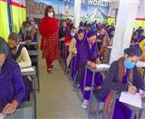 जम्मू-कश्मीर की 2500 से अधिक आशा वर्कर्स ने नेशनल इंस्टीट्यूट ऑफ ओपन स्कूलिंग की परीक्षा में भाग लिया।