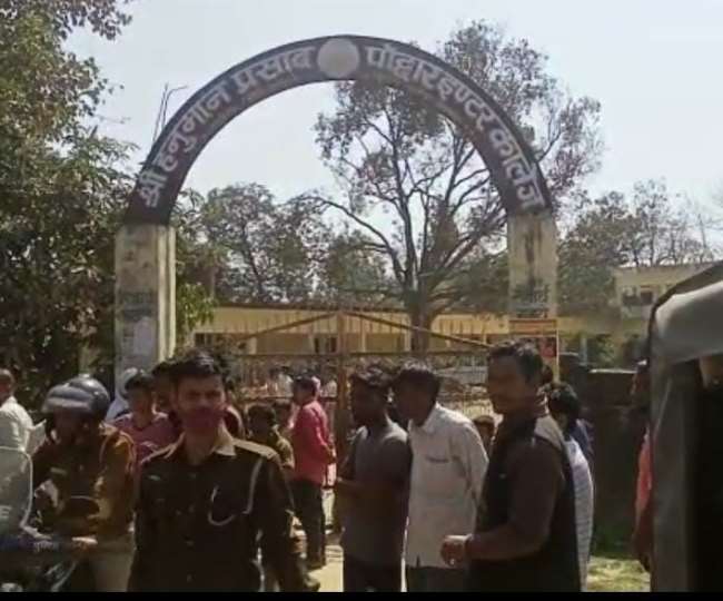 दुष्‍कर्म के प्रयास की सूचना पर उपस्थित ग्रामीण एवं पुलिस।