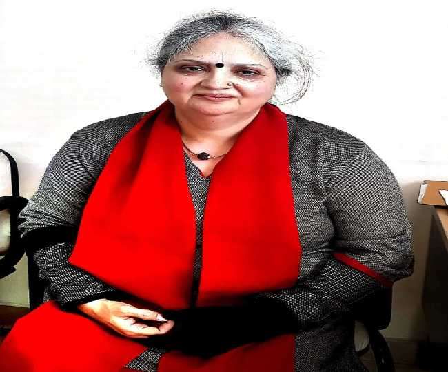 renu chauhan won a reward of one crore in punjab state lottery in amritsar