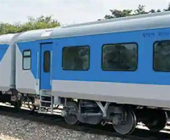नई दिल्ली-हावड़ा रूट पर ट्रेन खड़ी हो गई।